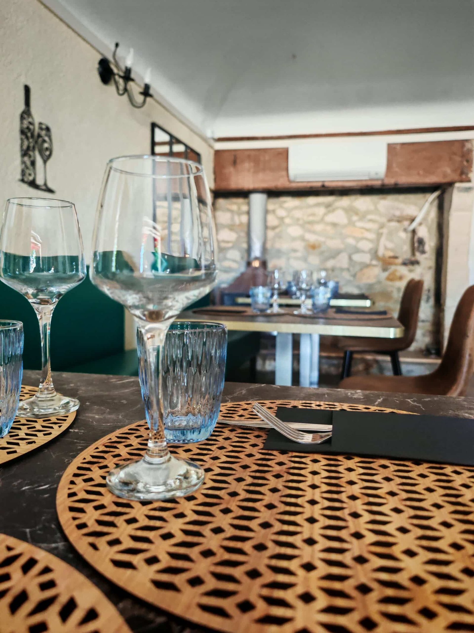 table intérieur salle sos gourmand vallon pont d'arc